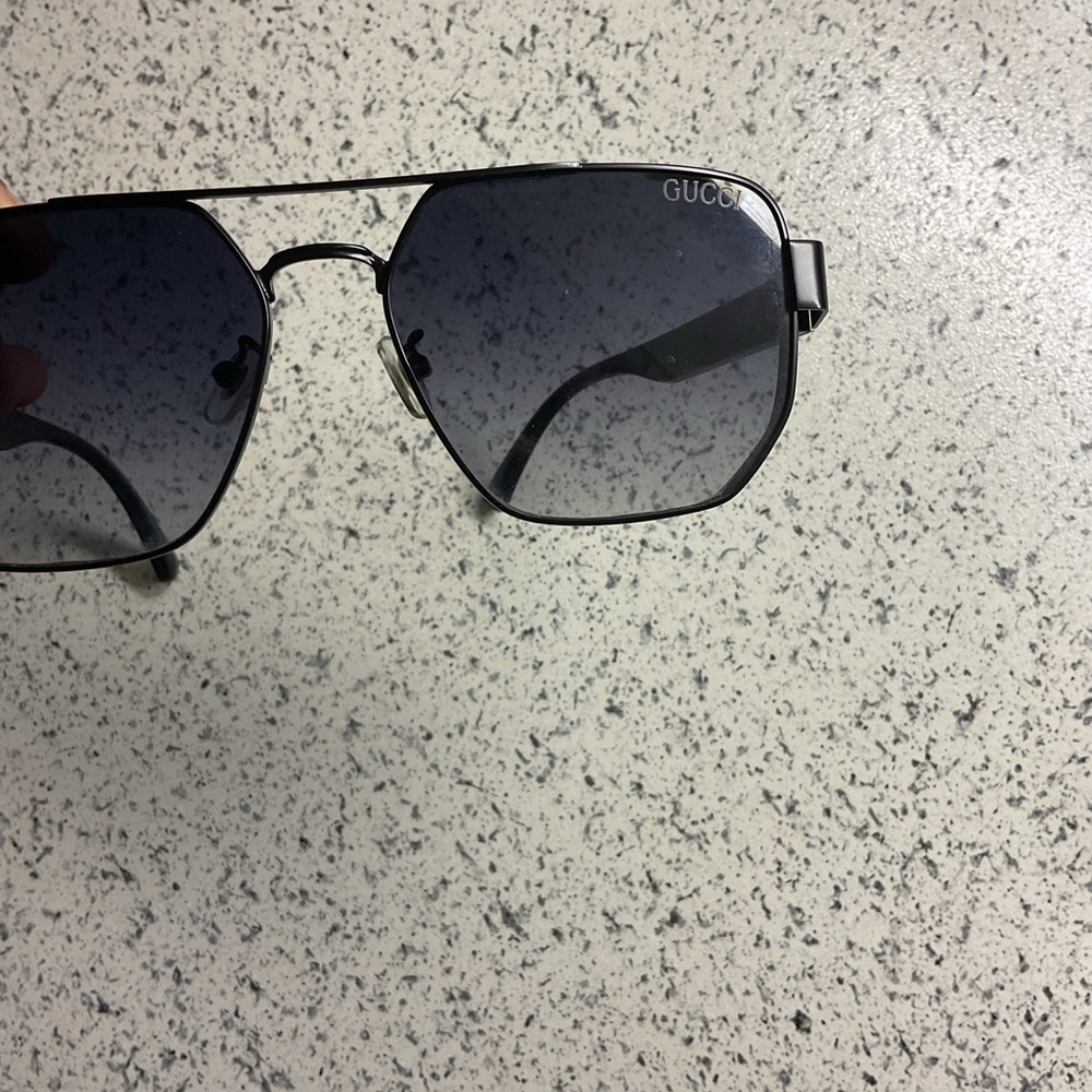 Stylish Black Gucci Sunglasses - Picture 3 of 7